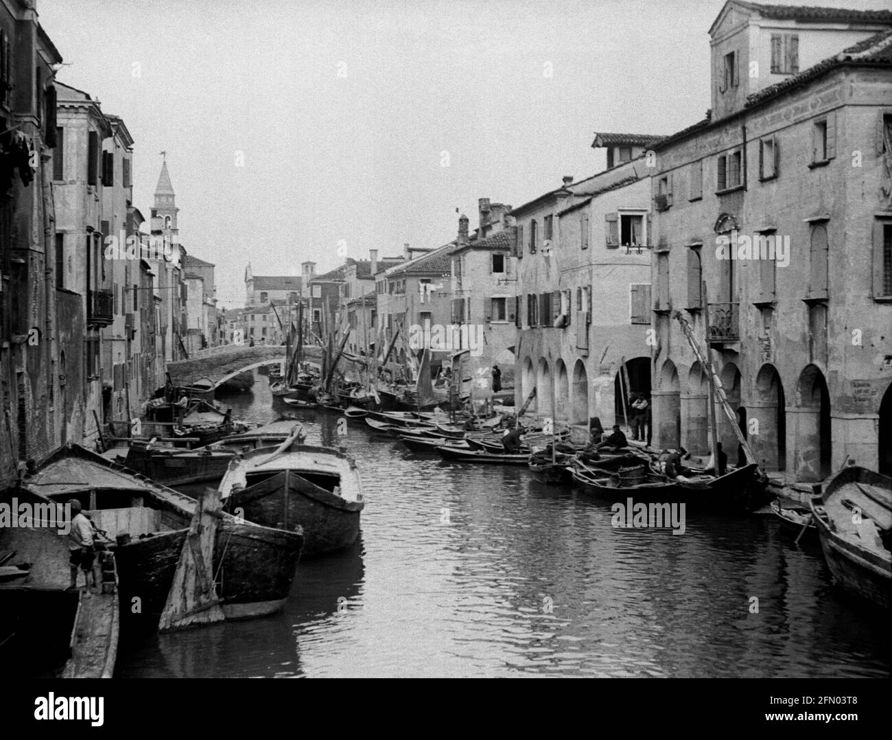 AJAXNETPHOTO. Circa.1908 -14. CHIOGGIA, ITALIE. - GRAND ALBUM DE TOURNÉE; SCANS DE NÉGATIFS EN VERRE IMPÉRIAL D'ORIGINE - BATEAUX DE PÊCHE AMARRÉS SUR CANAL VENA PRÈS DU MARCHÉ AUX POISSONS. PHOTOGRAPHE : INCONNU. SOURCE: COLLECTION DE LA BIBLIOTHÈQUE D'IMAGES D'ÉPOQUE AJAX.CREDIT: BIBLIOTHÈQUE D'IMAGES D'ÉPOQUE AJAX. RÉF; 1900 5 11 Banque D'Images