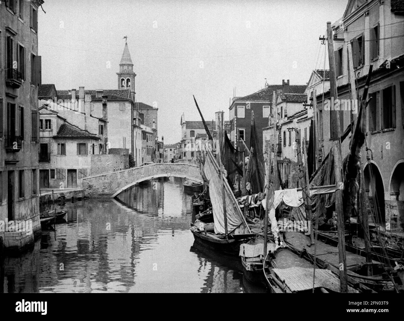 AJAXNETPHOTO. Circa.1908 -14. CHIOGGIA, ITALIE. - GRAND ALBUM DE TOURNÉE; SCANS DE NÉGATIFS EN VERRE IMPÉRIAL D'ORIGINE - BATEAUX DE PÊCHE AMARRÉS SUR CANAL VENA PRÈS DU MARCHÉ AUX POISSONS. PHOTOGRAPHE : INCONNU. SOURCE: COLLECTION DE LA BIBLIOTHÈQUE D'IMAGES D'ÉPOQUE AJAX.CREDIT: BIBLIOTHÈQUE D'IMAGES D'ÉPOQUE AJAX. RÉF; 1900 6 03 Banque D'Images