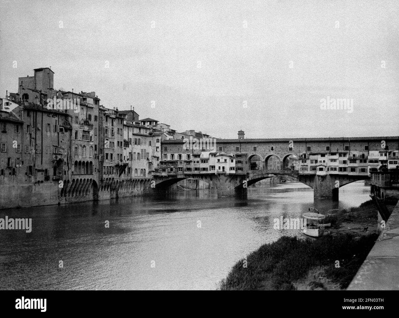 AJAXNETPHOTO. c.1908 -14. FLORENCE, ITALIE. - GRAND ALBUM DE TOURNÉE; NUMÉRISATIONS DE NÉGATIFS EN VERRE IMPÉRIAL D'ORIGINE - VUE DE PONTE VECCHIO ENJAMBANT L'ARNO. PHOTOGRAPHE : INCONNU. SOURCE: COLLECTION DE LA BIBLIOTHÈQUE D'IMAGES D'ÉPOQUE AJAX.CREDIT: BIBLIOTHÈQUE D'IMAGES D'ÉPOQUE AJAX. RÉF; 1900 07 Banque D'Images