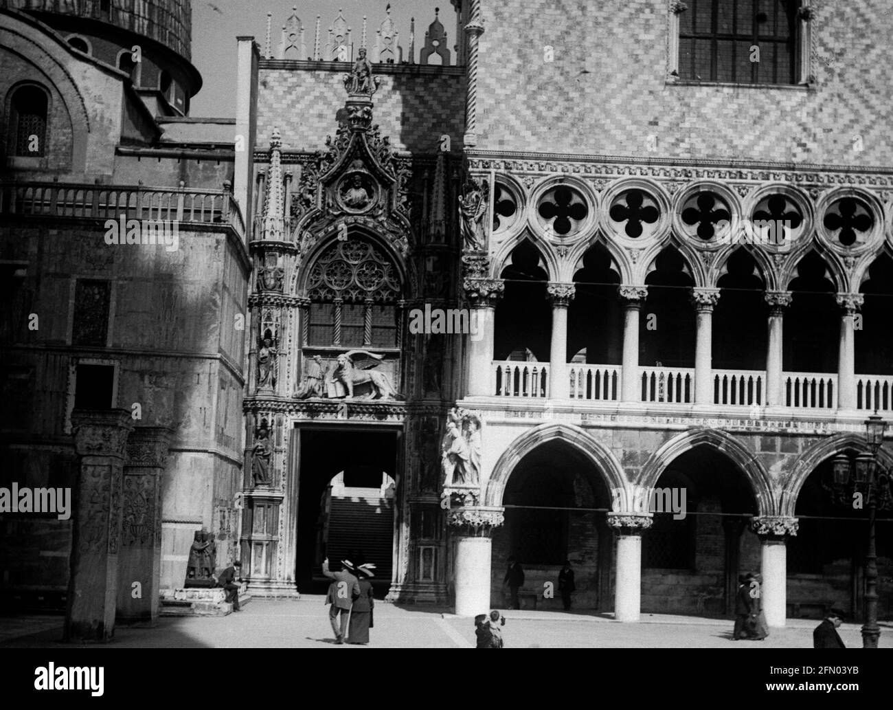 AJAXNETPHOTO. c.1908 -14. VENISE, ITALIE. - GRAND ALBUM DE TOURNÉE; NUMÉRISATIONS DE NÉGATIFS EN VERRE IMPÉRIAL D'ORIGINE - UN COIN DU PALAIS DES DOGES. PHOTOGRAPHE : INCONNU. SOURCE: COLLECTION DE LA BIBLIOTHÈQUE D'IMAGES D'ÉPOQUE AJAX.CREDIT: BIBLIOTHÈQUE D'IMAGES D'ÉPOQUE AJAX. RÉF;1900 5 17 Banque D'Images