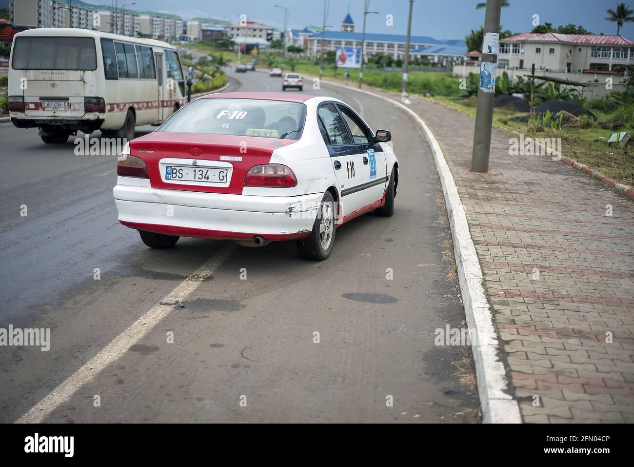 Parking taxi Malabo rouge et blanc sur l'épaule dure Banque D'Images