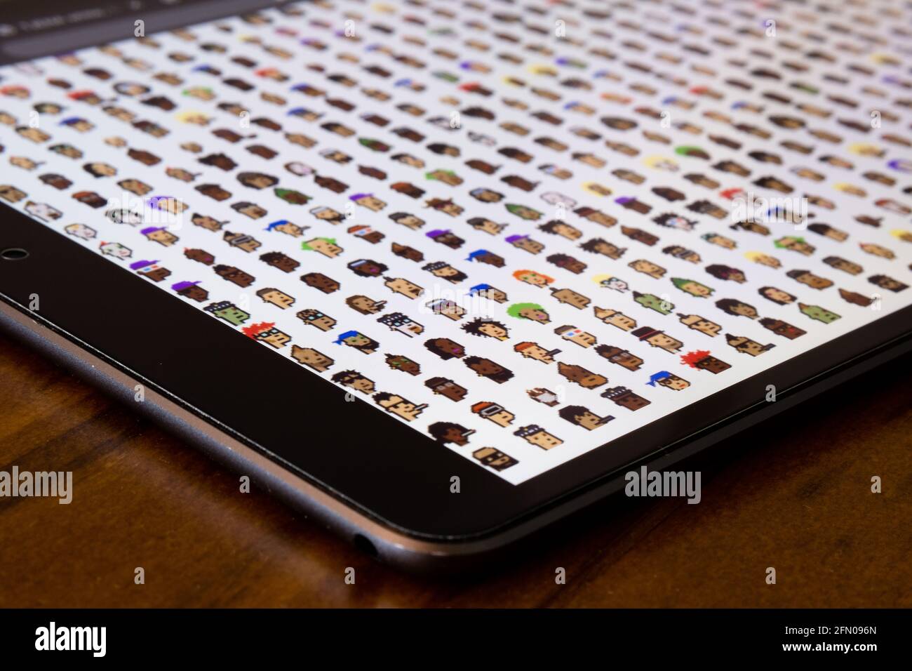 CryptoPunks caractères NFT vus sur l'écran de la tablette. Un des premiers jetons non fongibles créés par larva Labs. Mise au point sélective. Stafford, États-Unis Banque D'Images