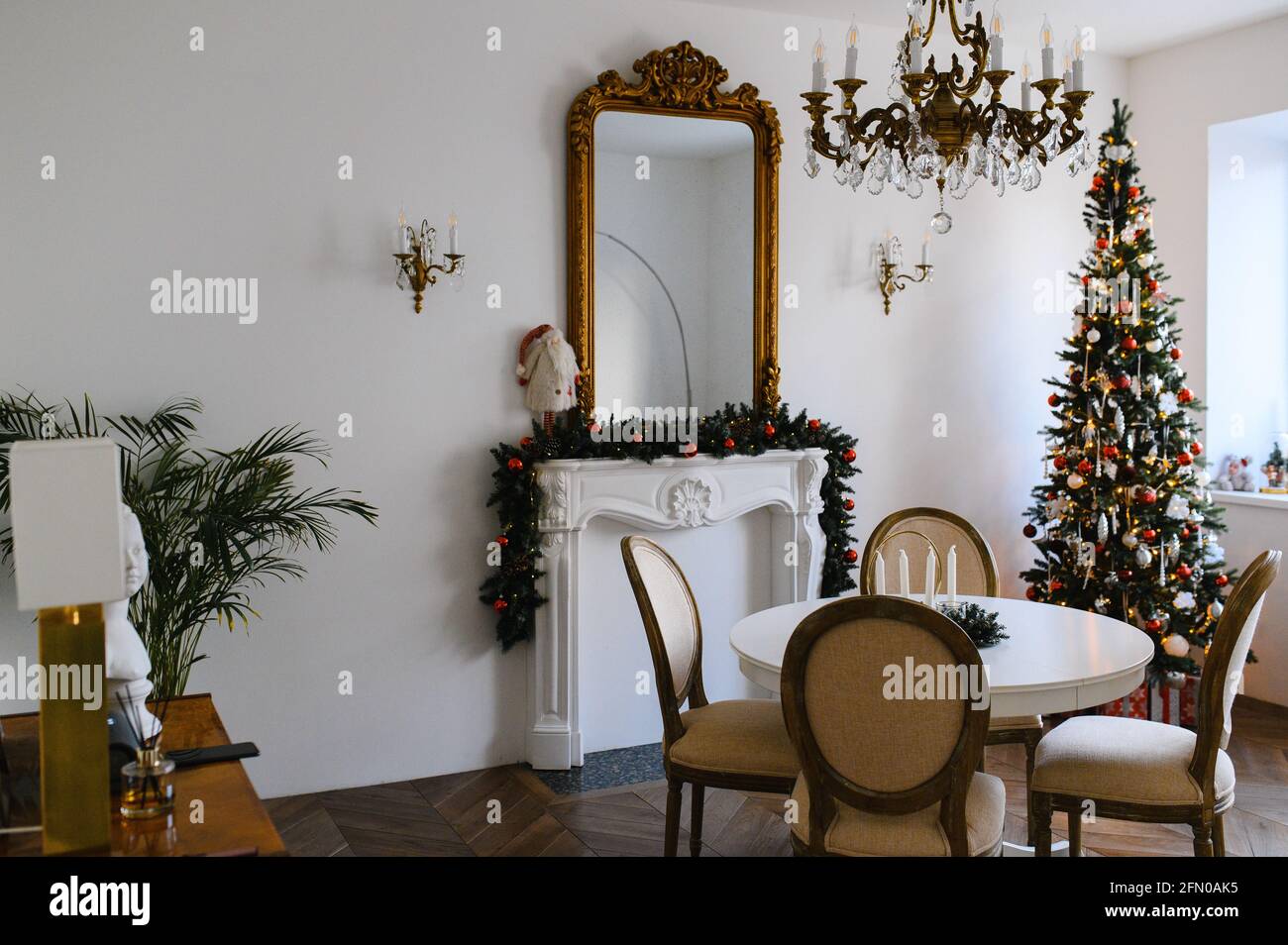 Fête de Noël. Chambre joliment décorée avec un arbre de Noël Banque D'Images