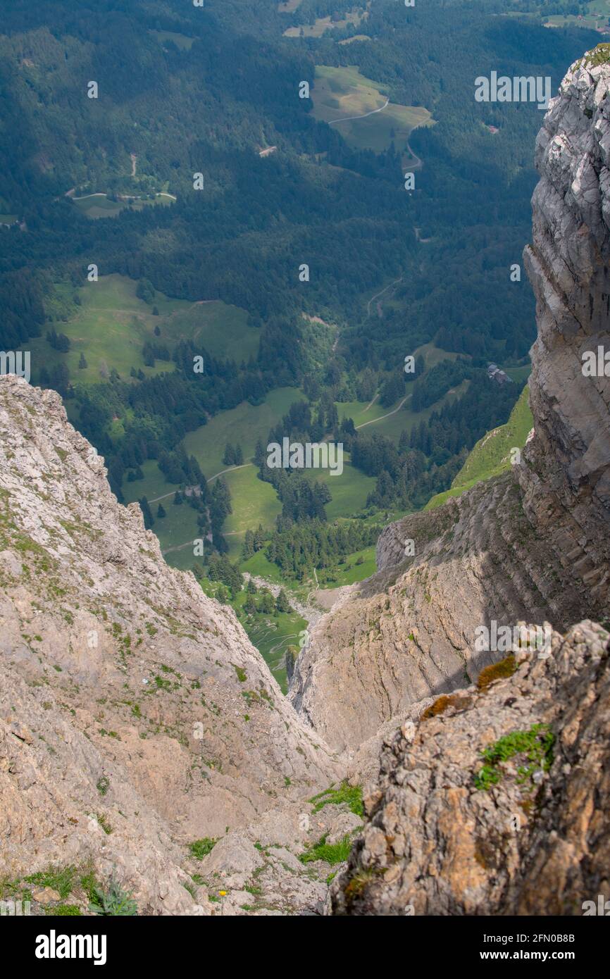 Vue sur les montagnes de haut en début de rochers et la vue de fin et à la vue de fin des collines et les forêts Banque D'Images