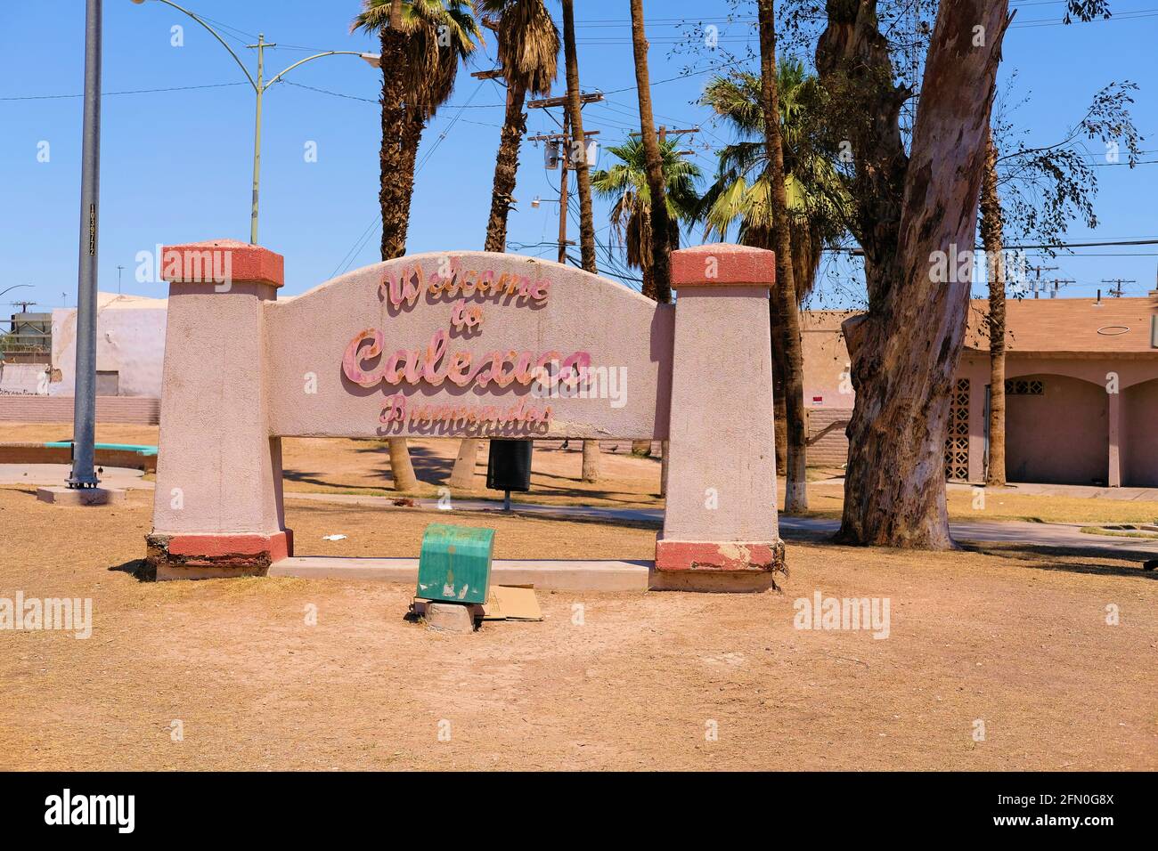 Faded and unkempt Bienvenue à Calexico Bienvenidos signe et structure à Border Friendship Park près de la frontière port d'entrée à Calexico, Californie. Banque D'Images