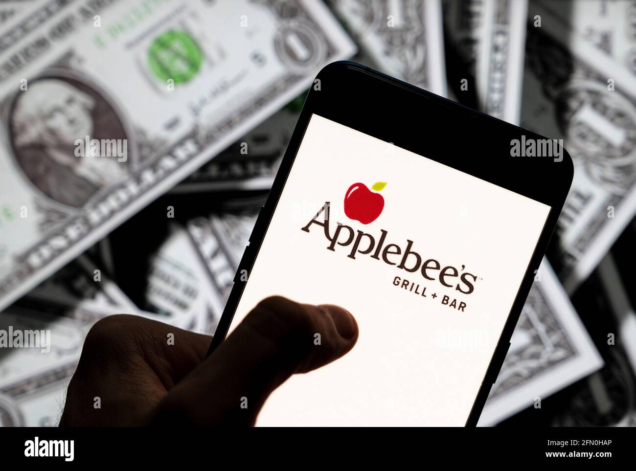 Chine. 23 avril 2021. Sur cette photo, le logo de la chaîne de restaurants américaine Applebee's est affiché sur un smartphone avec une devise en USD (dollar des États-Unis) en arrière-plan. (Photo de Budrul Chukrut/SOPA Images/Sipa USA) crédit: SIPA USA/Alay Live News Banque D'Images