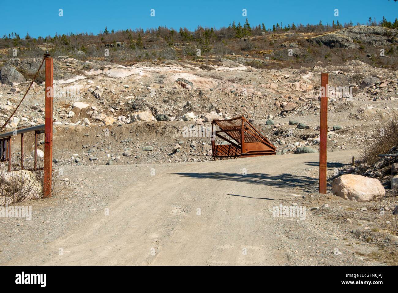 Un grand crier commercial pour le déplacement et l'enlèvement des roches du sol. Le sifter en métal rouillé se trouve dans un chantier de construction ou une carrière. Banque D'Images