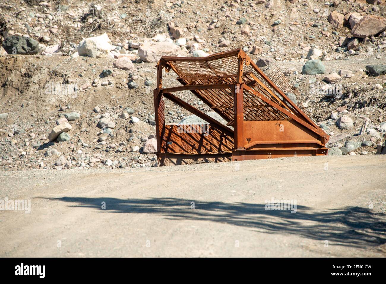 Un grand crier commercial pour le déplacement et l'enlèvement des roches du sol. Le sifter en métal rouillé se trouve dans un chantier de construction ou une carrière. Banque D'Images