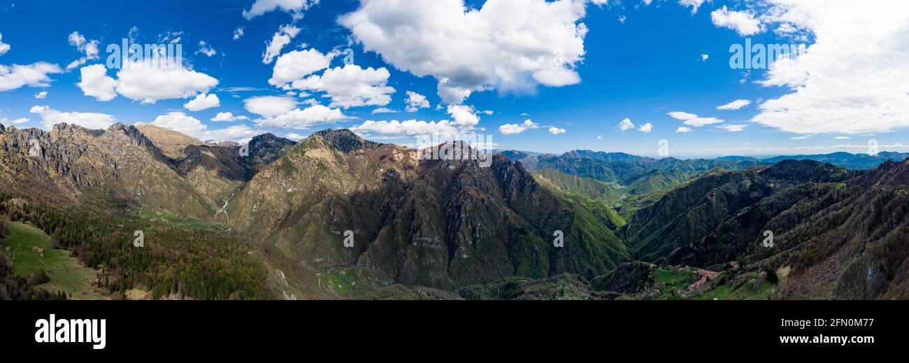 Une vue panoramique de Corna Blacca et Baremone la Brescia et Garda Prealps, Valle Sabbia, Brescia Italie Banque D'Images