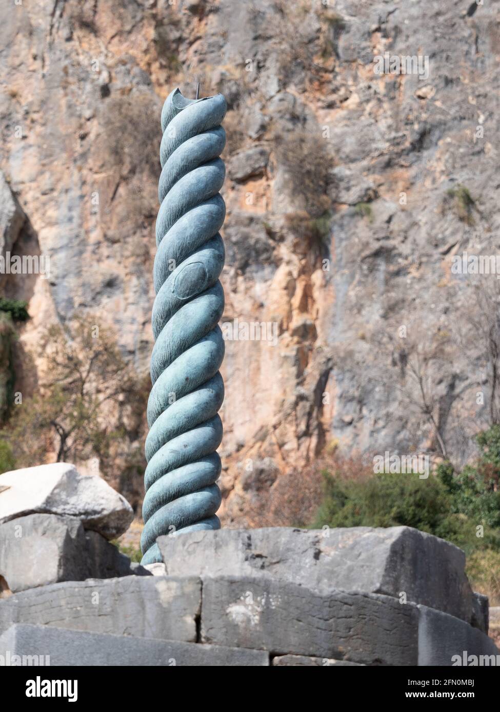 Réplique de l'ancienne colonne de serpent manquant ses têtes à l'exposition à Delphes en Grèce. Banque D'Images