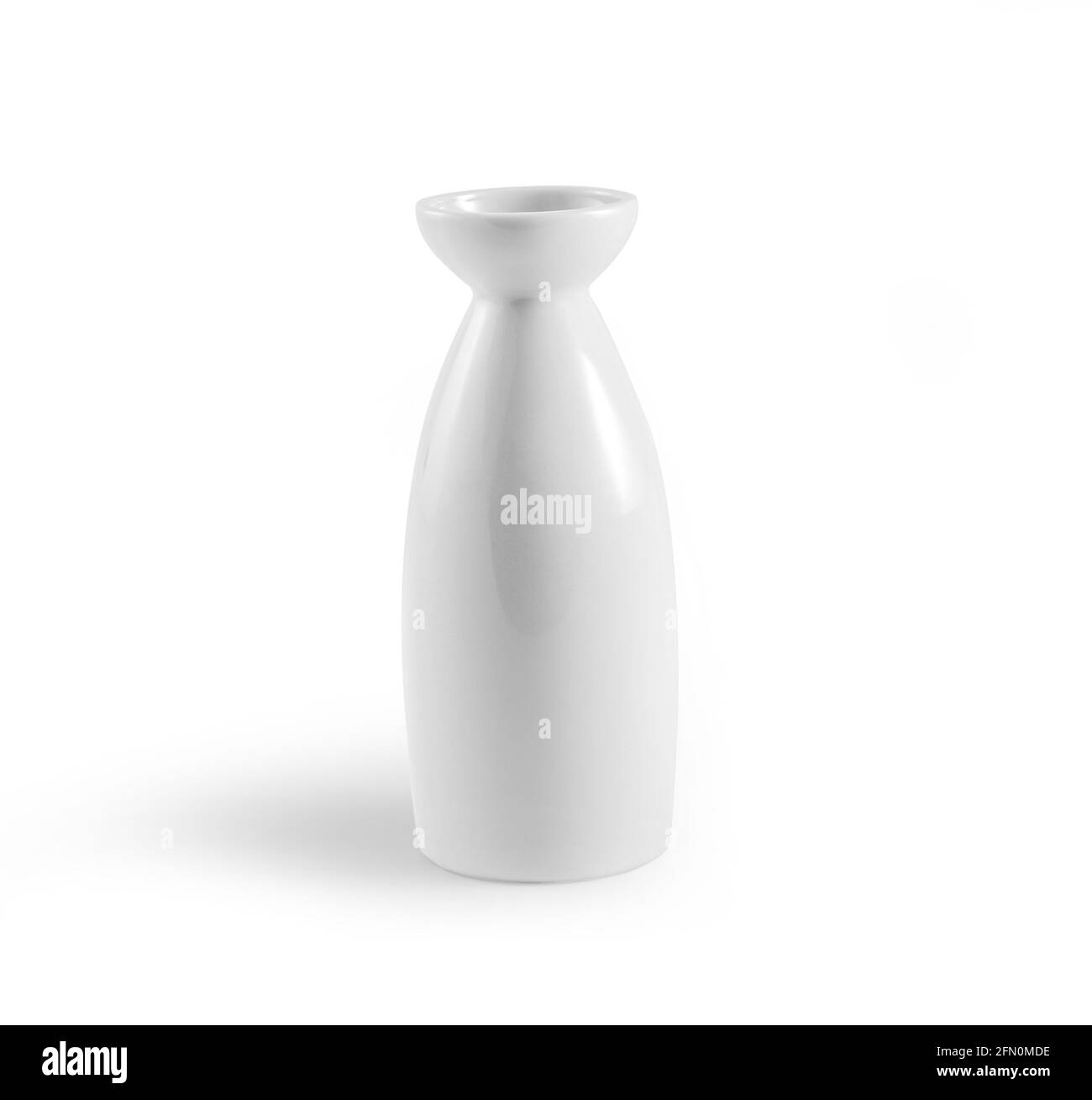 bouteille de saké traditionnel japonais en céramique blanche sur fond blanc Banque D'Images