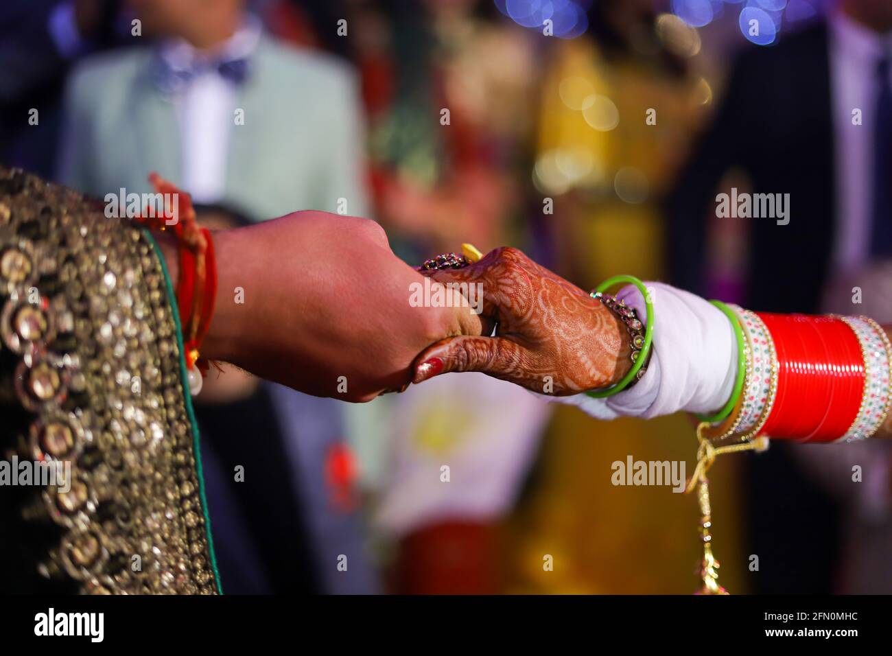 couple de mariage indien main avec anneaux d'engagement. Banque D'Images