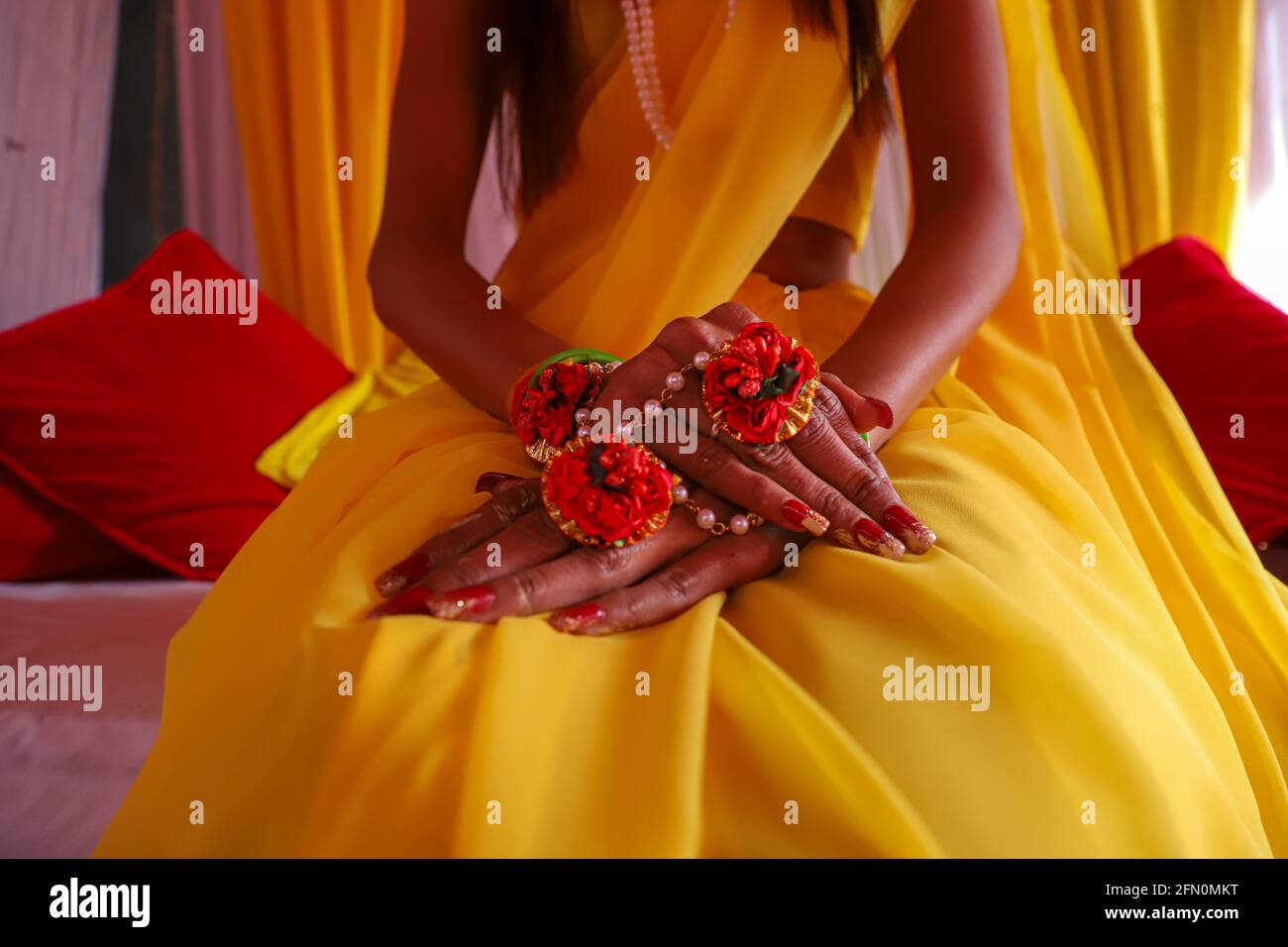 portrait de la belle mariée indienne avec de la pâte de haldi turmerique sur son visage. Banque D'Images