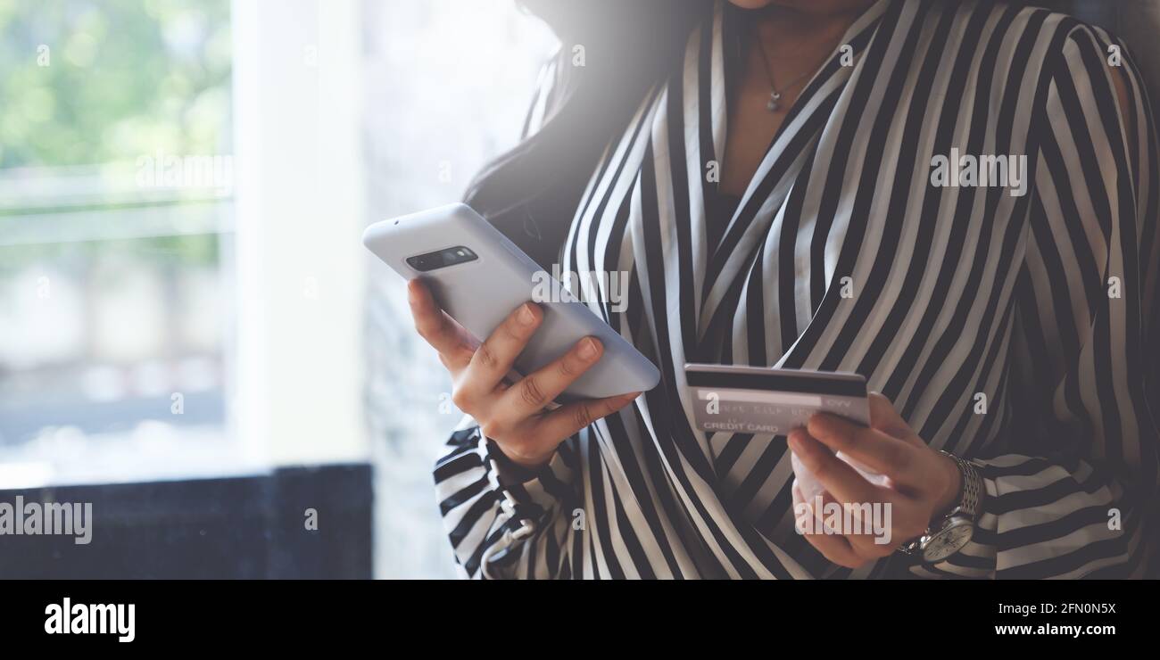 Femme aime utiliser un programme d'achat en ligne et la vérifier carte de crédit pour un numéro de paiement Banque D'Images