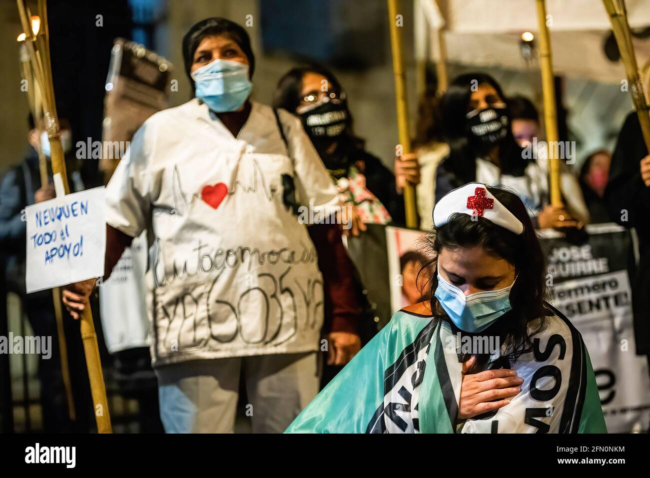 Buenos Aires, Argentine. 12 mai 2021. Une infirmière a pleuré pendant la manifestation. L'équipe de santé a organisé une marche aux flambeaux pour protester contre les améliorations salariales et pour qu'elles soient reconnues comme des professionnels de la santé. (Photo par Alejo Manuel Avila/SOPA Images/Sipa USA) crédit: SIPA USA/Alay Live News Banque D'Images