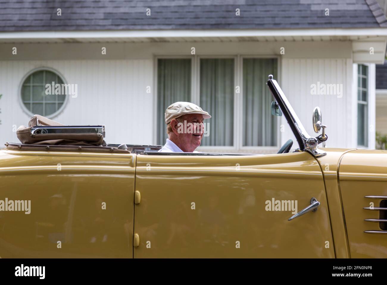 Un homme conduit son ancienne automobile jaune 1935 Auburn à travers Auburn, Indiana, lors de la parade du Festival Auburn Cord Duesenberg 2019. Banque D'Images