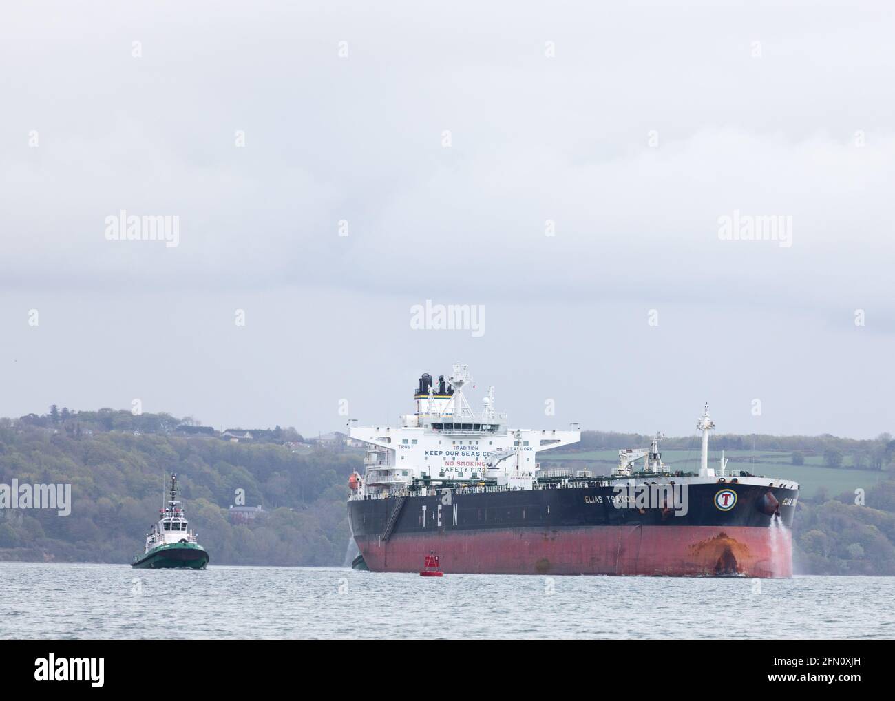 WhiteGate, Cork, Irlande. 12 mai 2021. Le pétrolier Elias Tsakos est assisté par des remorqueurs Titan et Alex qui se décolle lentement de la jetée et quitte le harour sur son chemin vers Scaca Flow à Whitegate, Co. Cork, Irlande. - crédit; David Creedon / Alamy Live News Banque D'Images