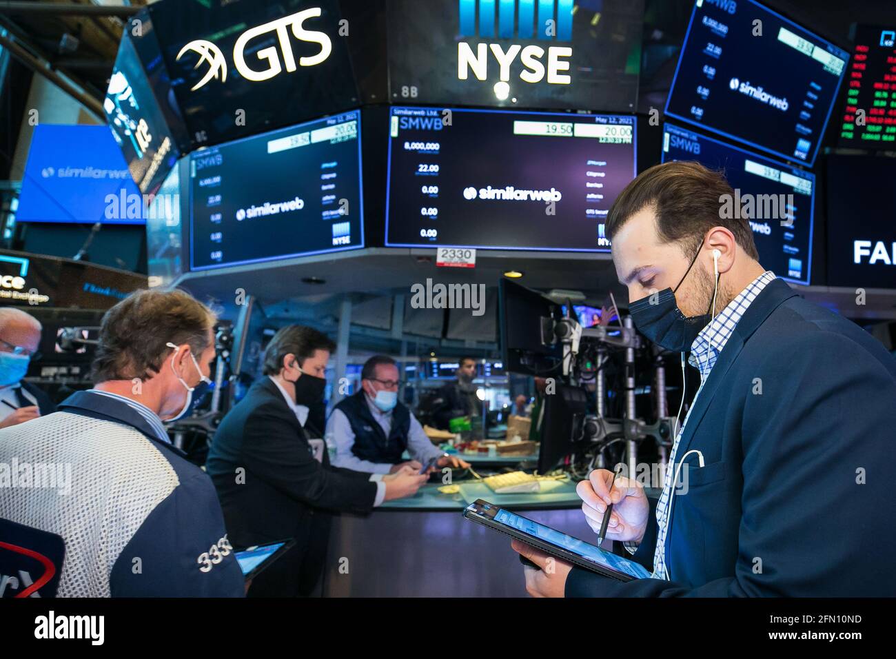 (210513) -- NEW YORK, le 13 mai 2021 (Xinhua) -- des commerçants travaillent à la Bourse de New York (NYSE) à New York, aux États-Unis, le 12 mai 2021. Les actions américaines ont chuté mercredi, car un indicateur clé de l'inflation a montré des pressions sur les prix plus élevées que prévu et des investisseurs nerveux. Le Dow Jones Industrial Average a plongé de 681.50 points, soit 1.99 pour cent, pour se terminer à 33,587.66. Le S&P 500 a diminué de 89.06 points, soit 2.14 %, pour s'établir à 4,063.04. L'indice composite Nasdaq a versé 357.75 points, soit 2.67 pour cent, à 13,031.68. (Courtney Crow/NYSE/document via Xinhua) Banque D'Images