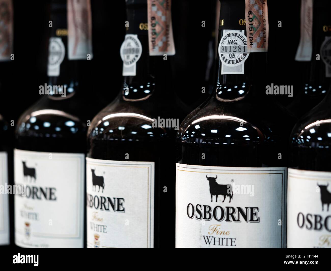 Bouteilles de Porto Osborne White sur une étagère de magasin. Ce vin est produit par le Groupe Osborne. Banque D'Images