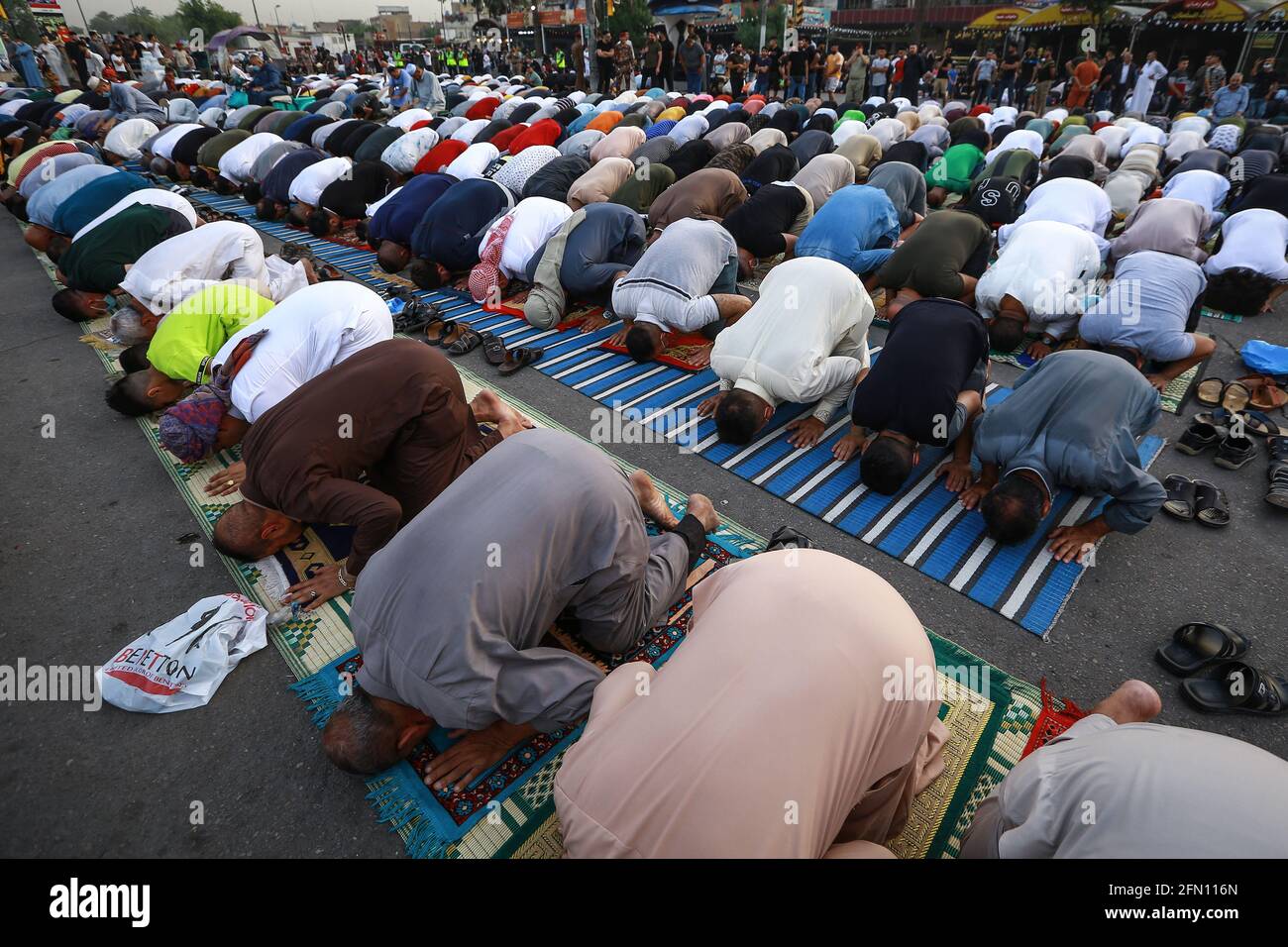 Bagdad, Irak. 13 mai 2021. Les fidèles exécutent la prière d'Eid al-Fitr près du sanctuaire d'Abu Hanifa al-Numan dans le district d'Al-Adhamiyah à Bagdad. EID al-Fitr marque la fin du Saint mois islamique de jeûne du Ramadan. Credit: Ameer Al Mohmedaw/dpa/Alamy Live News Banque D'Images