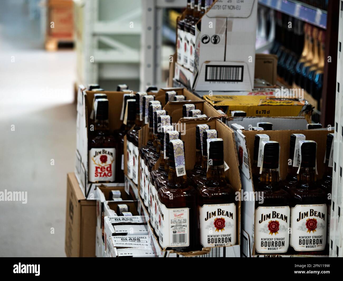 i Beam Kentucky Borubon Whiskey sur la tablette du magasin. Jim Beam est une marque de bourbon Whiskey, filiale de Suntory Holdings d'Osaka, au Japon. Banque D'Images
