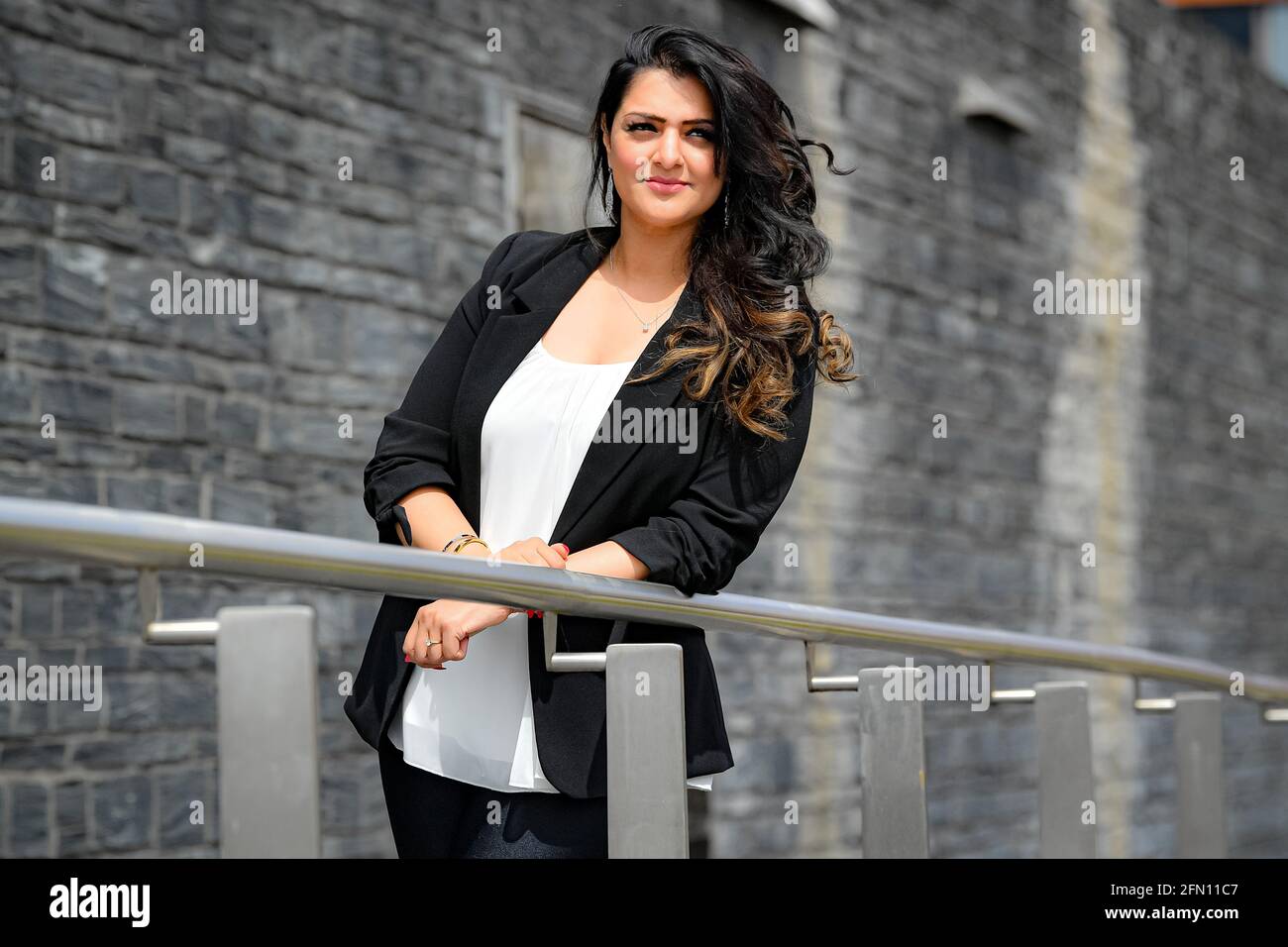Mme conservatrice pour la région du sud du pays de Galles Natasha Asghar, la première femme de couleur à être élue au sein du Senedd, à l'extérieur du Parlement gallois, dans la baie de Cardiff, au pays de Galles. Banque D'Images