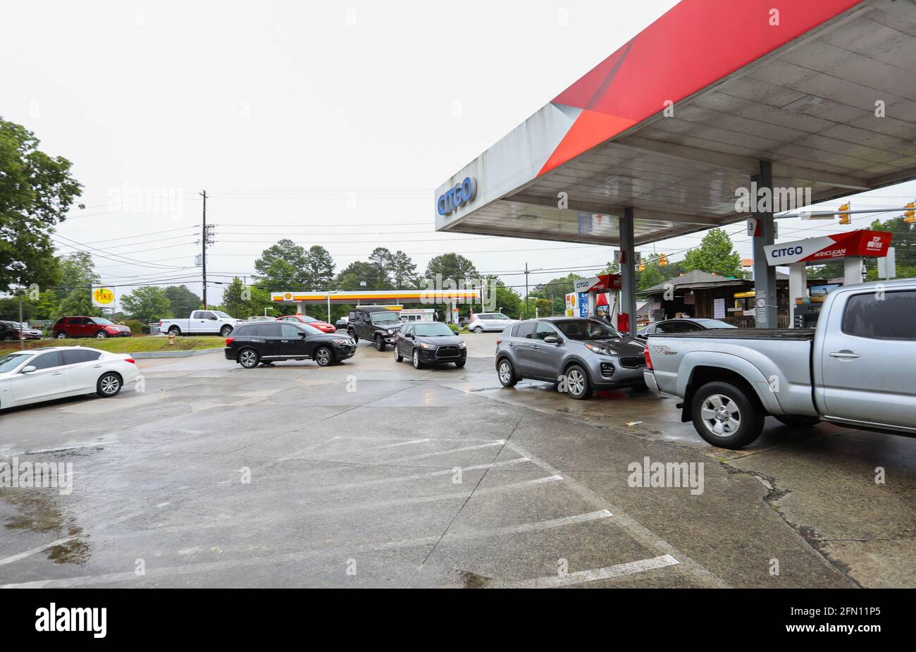 Washington, États-Unis. 12 mai 2021. Les voitures font la queue pour le carburant dans une station-service de Marietta, Géorgie, États-Unis, le 12 mai 2021. Le prix moyen du gaz américain a augmenté mercredi au-dessus de 3 dollars américains le gallon pour la première fois depuis 2014, en raison de la fermeture d'un important gazoduc à la suite d'une attaque de cybersécurité. Credit: XiaoHeng Wang/Xinhua/Alamy Live News Banque D'Images