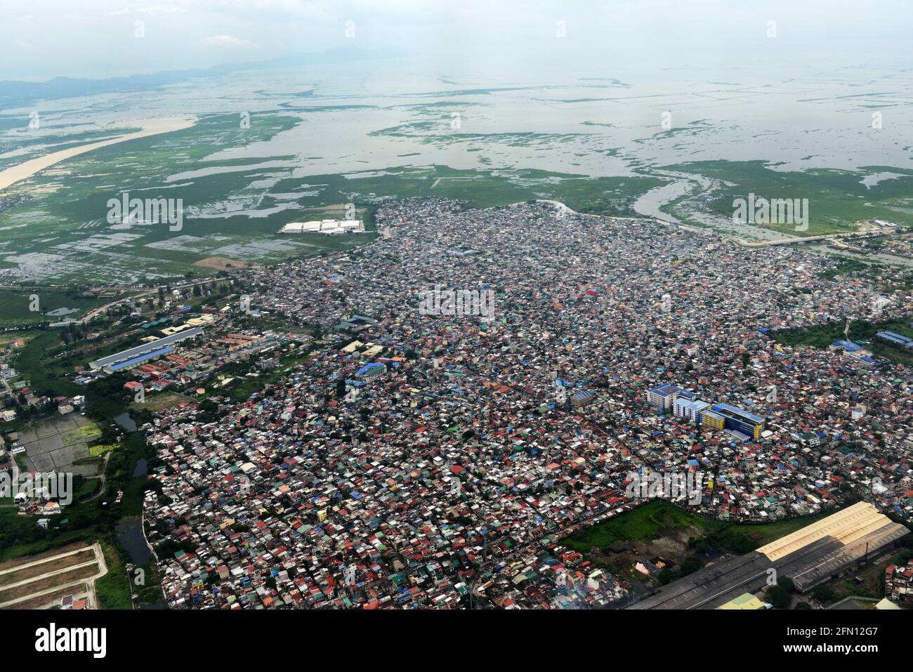 Vue aérienne des quartiers résidentiels bondés de Manille, aux Philippines. Banque D'Images