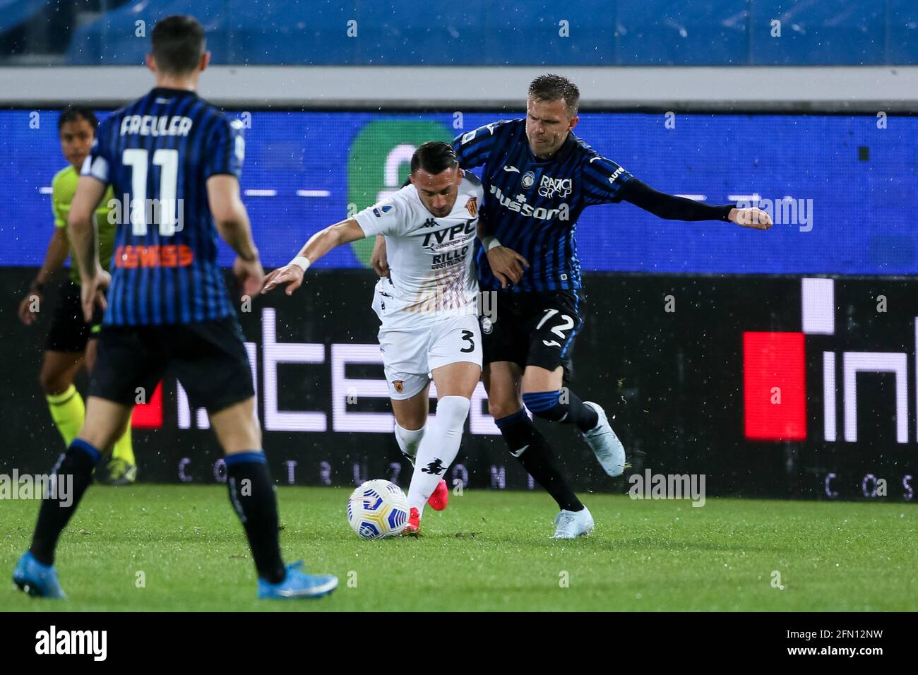 BERGAME, ITALIE - MAI 12: Gaetano Letizia de Benevento et Josip Ilicic d'Atalanta BC pendant la série UN match entre Atalanta Bergame et Benevento Banque D'Images