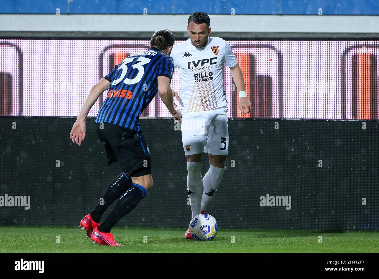 BERGAME, ITALIE - MAI 12: Hans Hateboer d'Atalanta BC et Gaetano Letizia de Benevento pendant la série UN match entre Atalanta Bergame et Benevento Banque D'Images