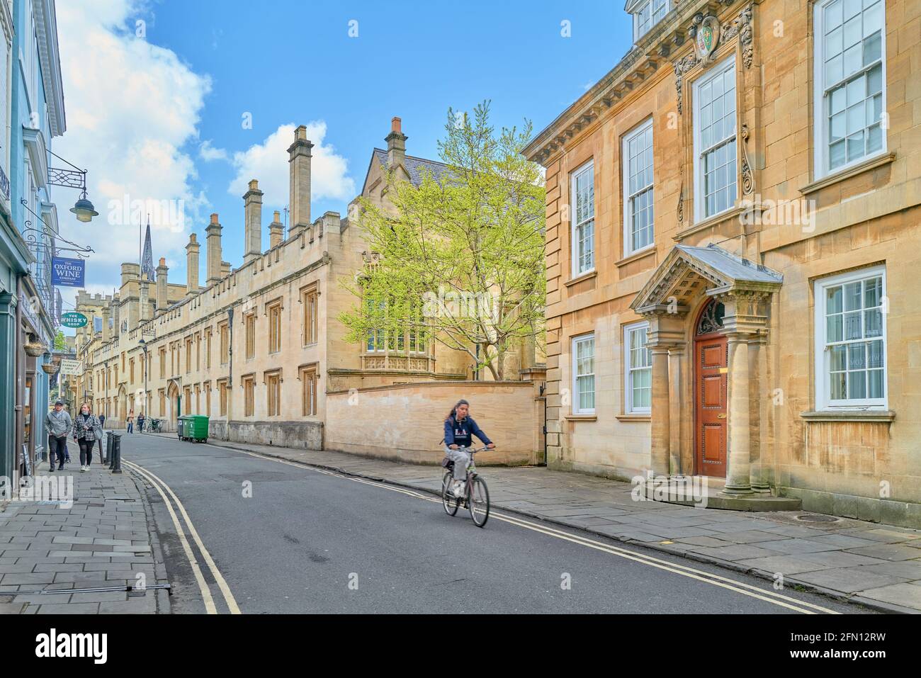 Une étudiante fait des cycles sur la rue Turl, après les logements du Recteur du Lincoln College, université de Cambridge, Angleterre. Banque D'Images