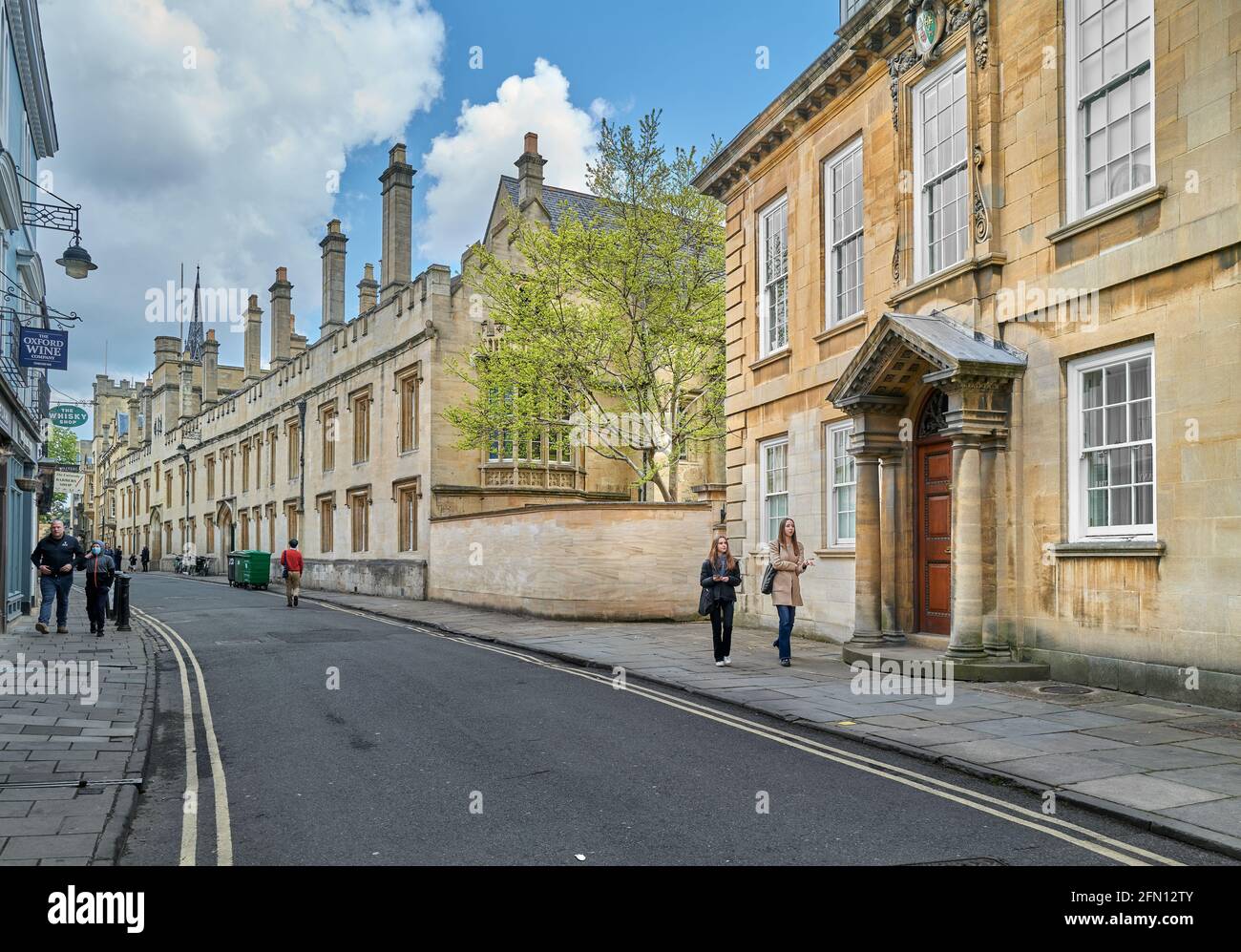 Deux étudiantes marchent le long de Turl Street, en passant devant les logements du Recteur du Lincoln College, université de Cambridge, Angleterre. Banque D'Images