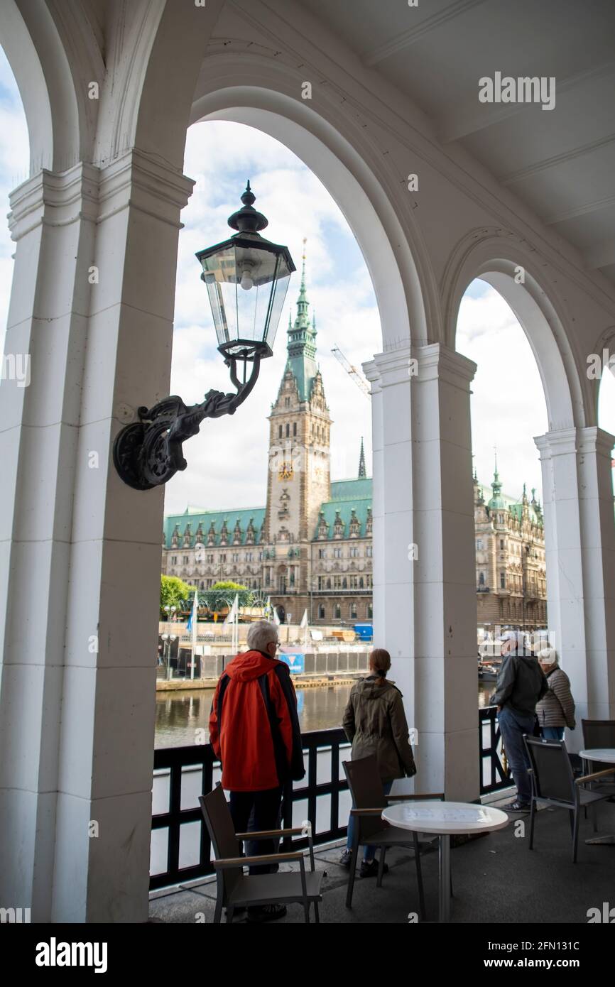 L'hôtel de ville de Hambourg est le siège du gouvernement local de la ville libre et hanséatique de Hambourg vue de l'Alsterarkaden. Banque D'Images