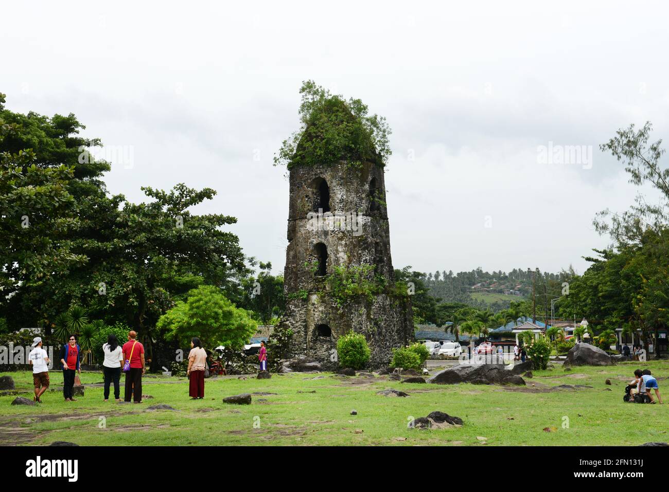 Les ruines de Cagsawa sont les vestiges d'une église franciscaine du XVIe siècle, construite en 1724 et détruite par l'éruption du volcan Mayon en 1814. Banque D'Images