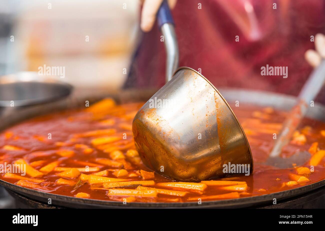 Gros plan de la cuisine traditionnelle coréenne de Tteokbokki dans une rue de Séoul, en Corée du Sud Banque D'Images