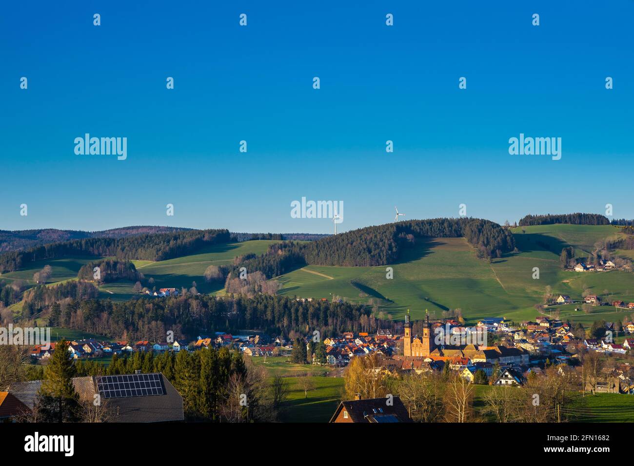 Allemagne, Maisons et église du village de St Pierre entouré par la forêt noire verte sans fin paysage nature des arbres et des prairies au coucher du soleil Banque D'Images