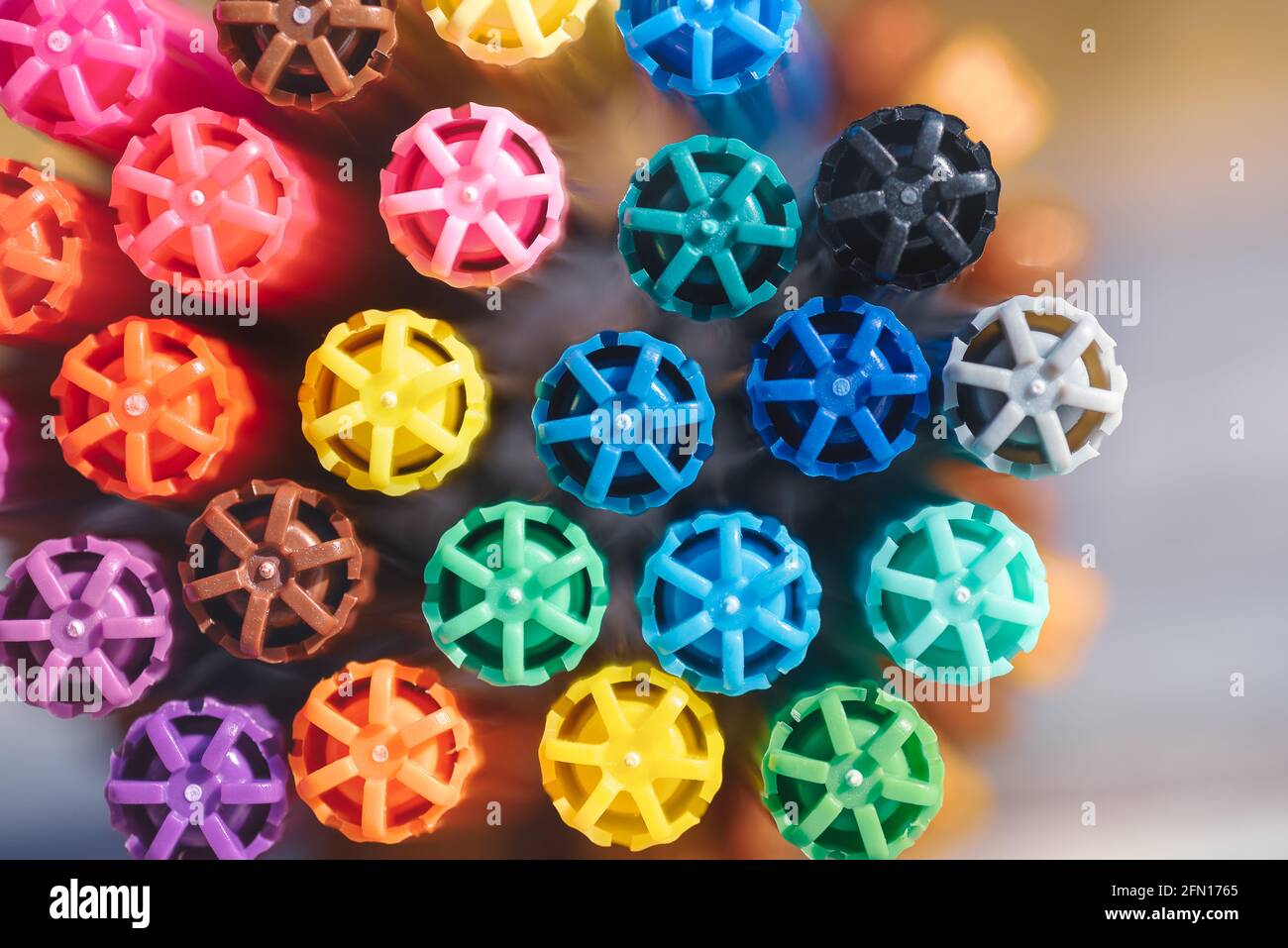 Crayons colorés avec bouchon en plastique Banque D'Images