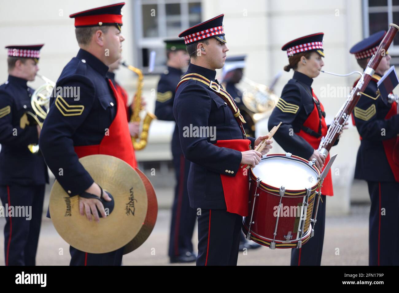 Londres, Angleterre, Royaume-Uni. Groupe militaire pratiquant à Wellington Barracks, Birdcage Walk. Banque D'Images