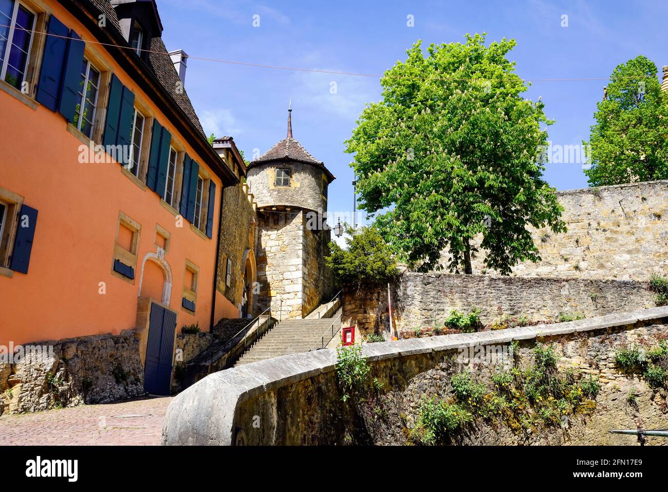 Bâtiments pittoresques par la rue du Château (promenades touristiques), la vieille ville de Neuchâtel. Canton de Neuchâtel, Suisse. Banque D'Images