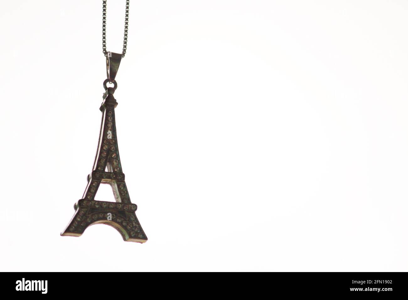 Collier de la Tour Eiffel momento sur fond blanc Banque D'Images