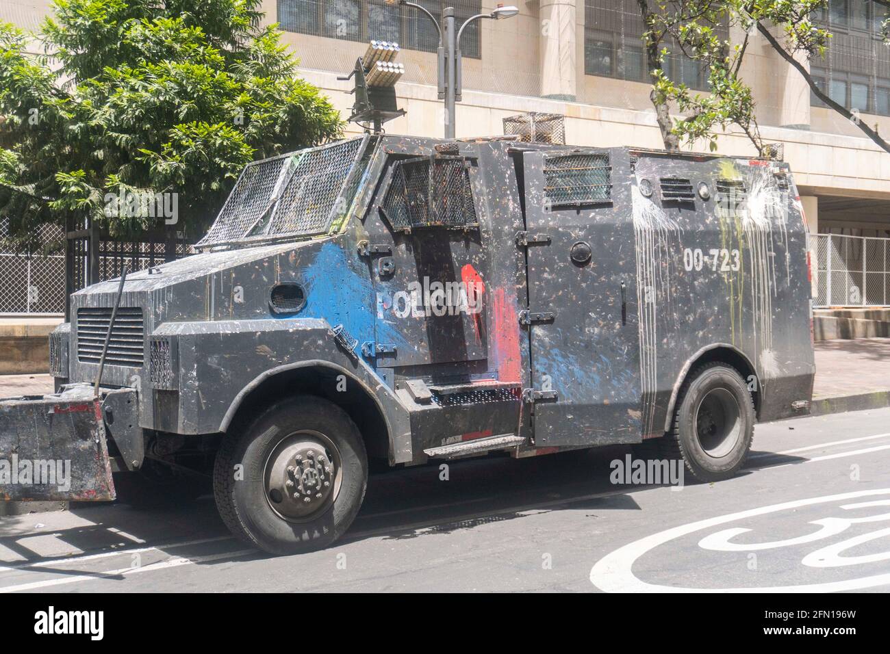 12 mai 2021 : le réservoir de l'équipe mobile anti-émeute de Bogota. Crédit : Daniel Garzon Herazo/ZUMA Wire/Alay Live News Banque D'Images