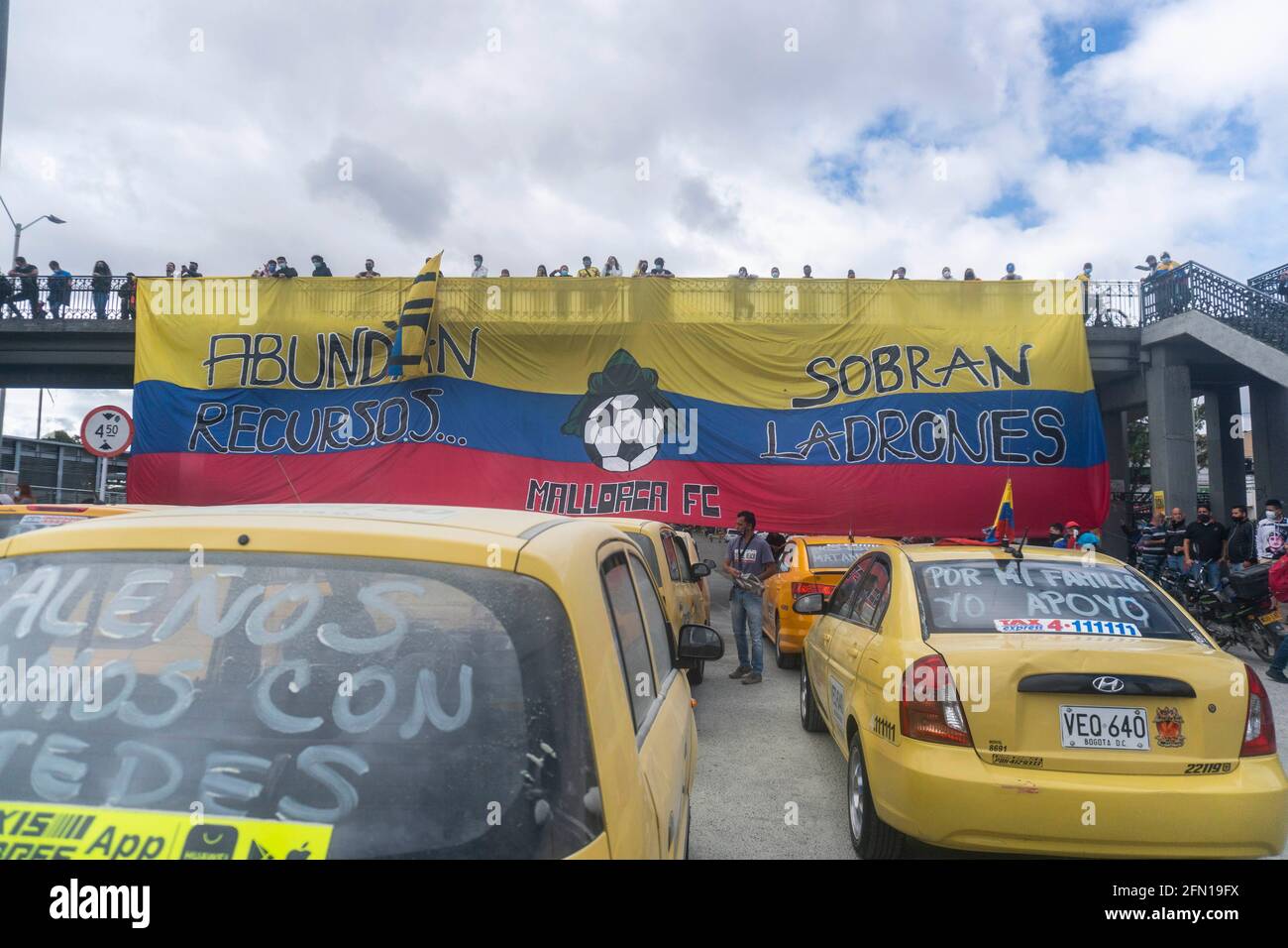 12 mai 2021 : chauffeurs de taxi soutenant la grève nationale à Bogota. Crédit : Daniel Garzon Herazo/ZUMA Wire/Alay Live News Banque D'Images