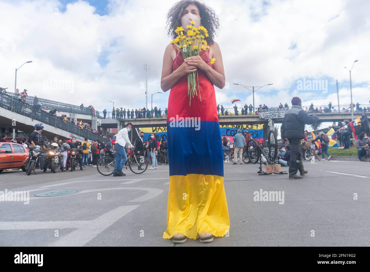 12 mai 2021 : une femme avec le drapeau colombien à Bogota. Crédit : Daniel Garzon Herazo/ZUMA Wire/Alay Live News Banque D'Images