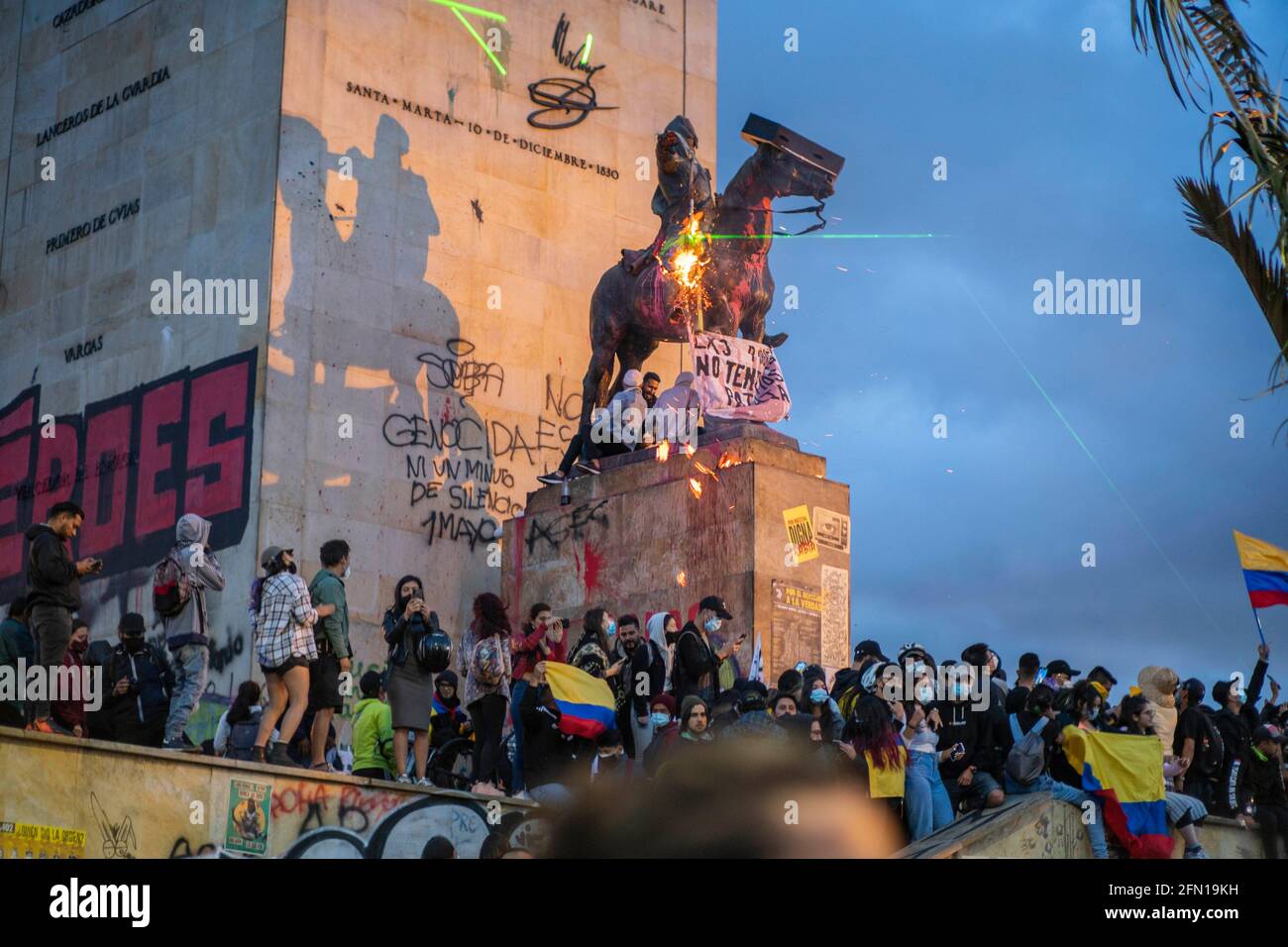 12 mai 2021 : les gens marchent dans la grève nationale à Bogota. Crédit : Daniel Garzon Herazo/ZUMA Wire/Alay Live News Banque D'Images