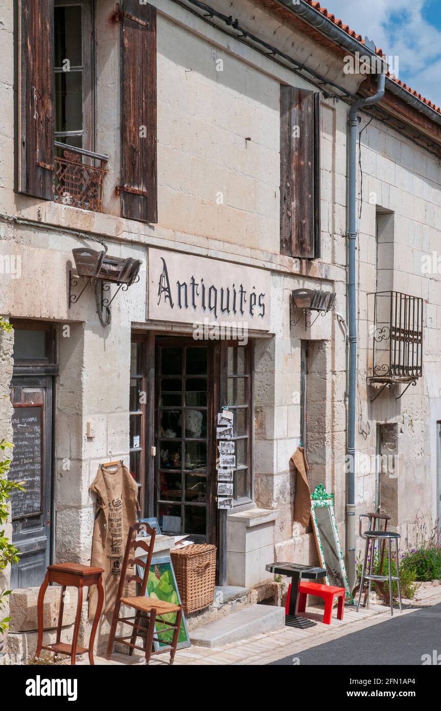 Magasin d'antiquités, Aubeterre-sur-Dronne, classé comme l'un des plus beaux villages de France, Charente (16), Nouvelle Aquitaine, France Banque D'Images