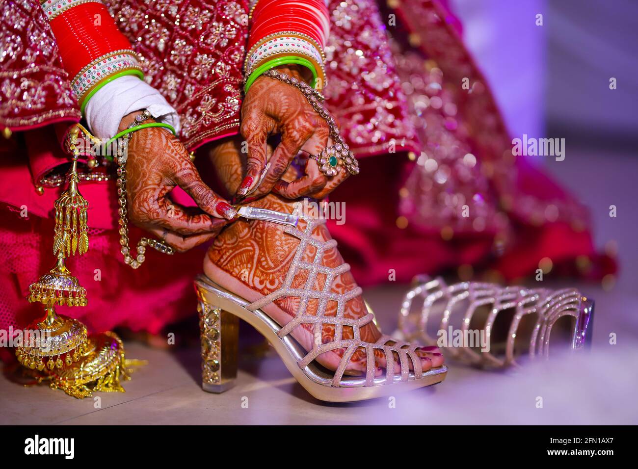 superbe mariée indienne portant des sandales lors de son mariage. Banque D'Images