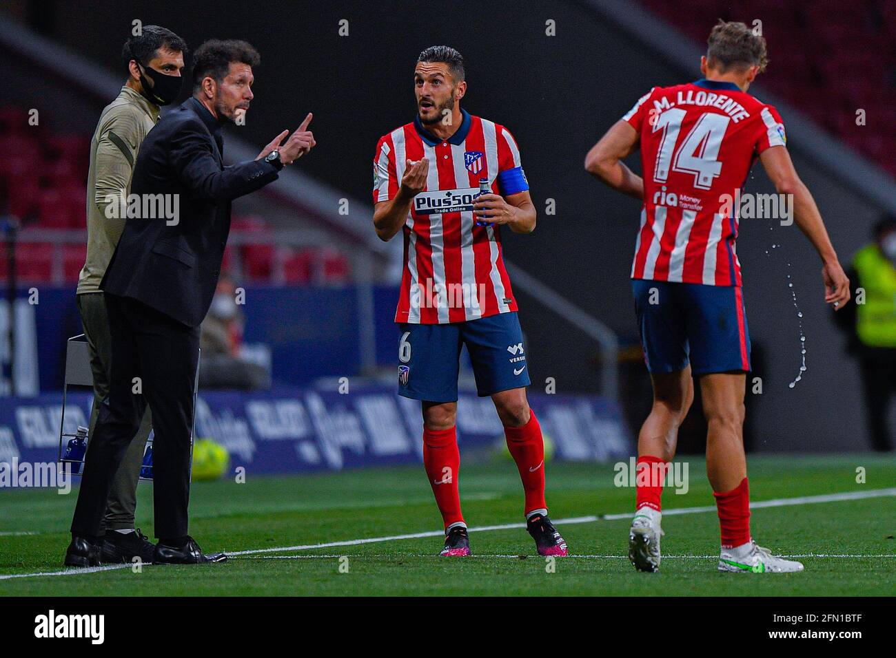 MADRID, ESPAGNE - MAI 12 : Diego Simeone (entraîneur) de l'Atletico Madrid, Koke de l'Atletico Madrid, Marcos Llorente de l'Atletico Madrid pendant la Liga Santa Banque D'Images