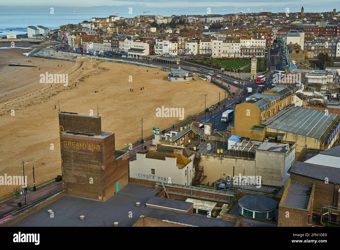 Margate, Royaume-Uni - 5 février 2021: La vue de Arlington House à Margate vers les sables principaux, avec Dreamland en premier plan et tourner Banque D'Images