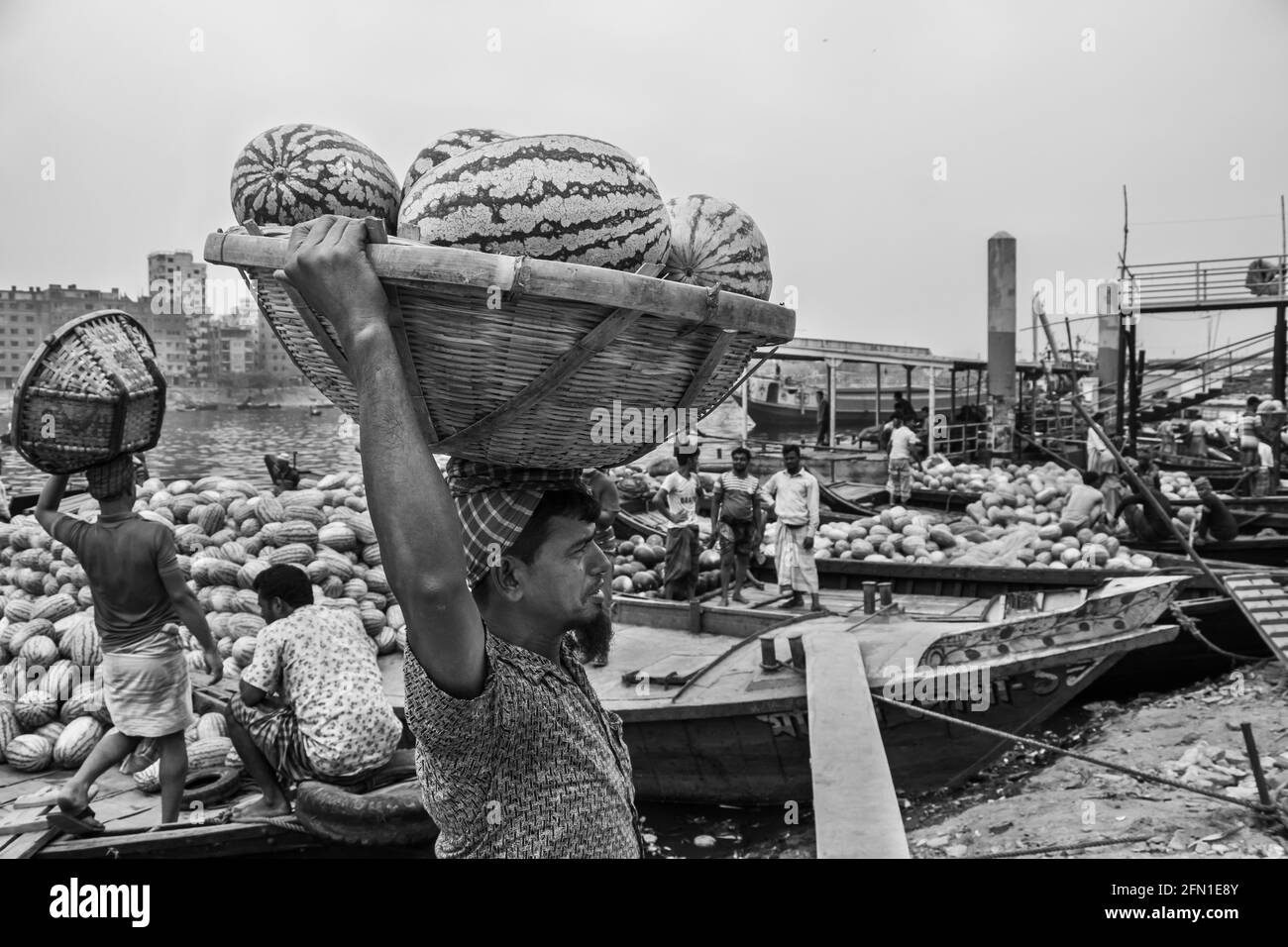 Pastèque en amont du bateau pour la vente J'ai pris cette image le 29 mars 2021 de Dhaka, Bangladesh, Asie du Sud Banque D'Images