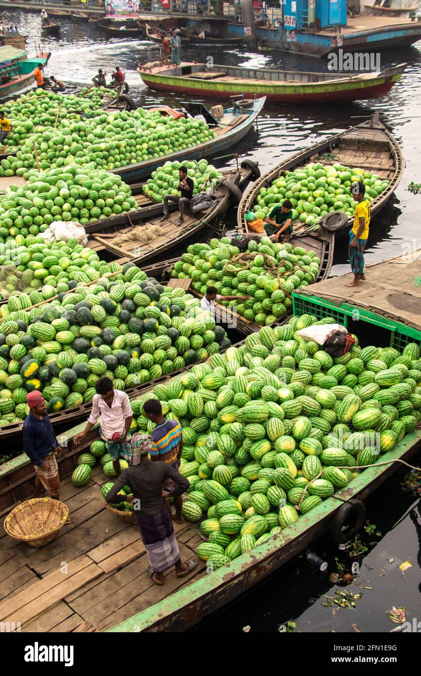 Pastèque en amont du bateau pour la vente J'ai pris cette image le 29 mars 2021 de Dhaka, Bangladesh, Asie du Sud Banque D'Images